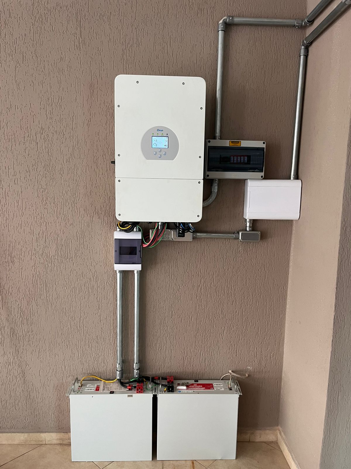 Sistema híbrido com bateria vs on-grid: qual escolher em São Paulo com a tarifa ENEL 2025?
